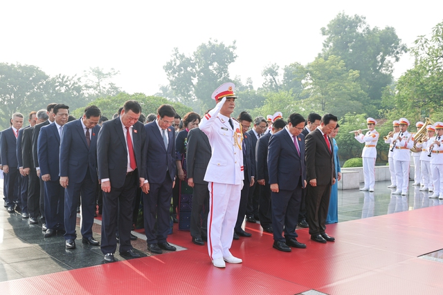 Đoàn đại biểu Đảng bộ Chính phủ vào Lăng viếng Bác- Ảnh 5.