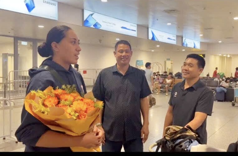 អតីតកីឡាករបាល់ទះអាមេរិកចូលរួមក្លឹបនារីហាណូយ៖ ខ្យល់អាកាសបរិសុទ្ធ - រូបថត ២. Cựu tuyển thủ đội bóng chuyền Mỹ gia nhập CLB nữ Hà Nội: Làn gió mát lành- Ảnh 2.