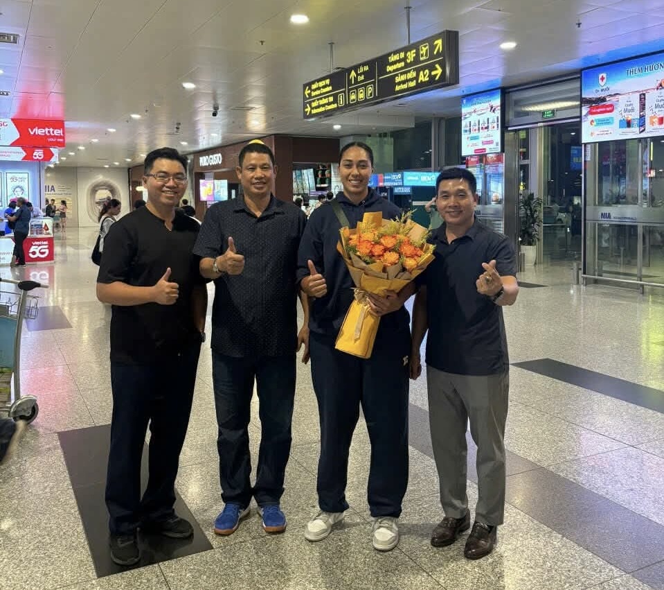 អតីតកីឡាករបាល់ទះអាមេរិកចូលរួមក្លឹបនារីហាណូយ៖ ខ្យល់អាកាសបរិសុទ្ធ - រូបថត ៣. Cựu tuyển thủ đội bóng chuyền Mỹ gia nhập CLB nữ Hà Nội: Làn gió mát lành- Ảnh 3.