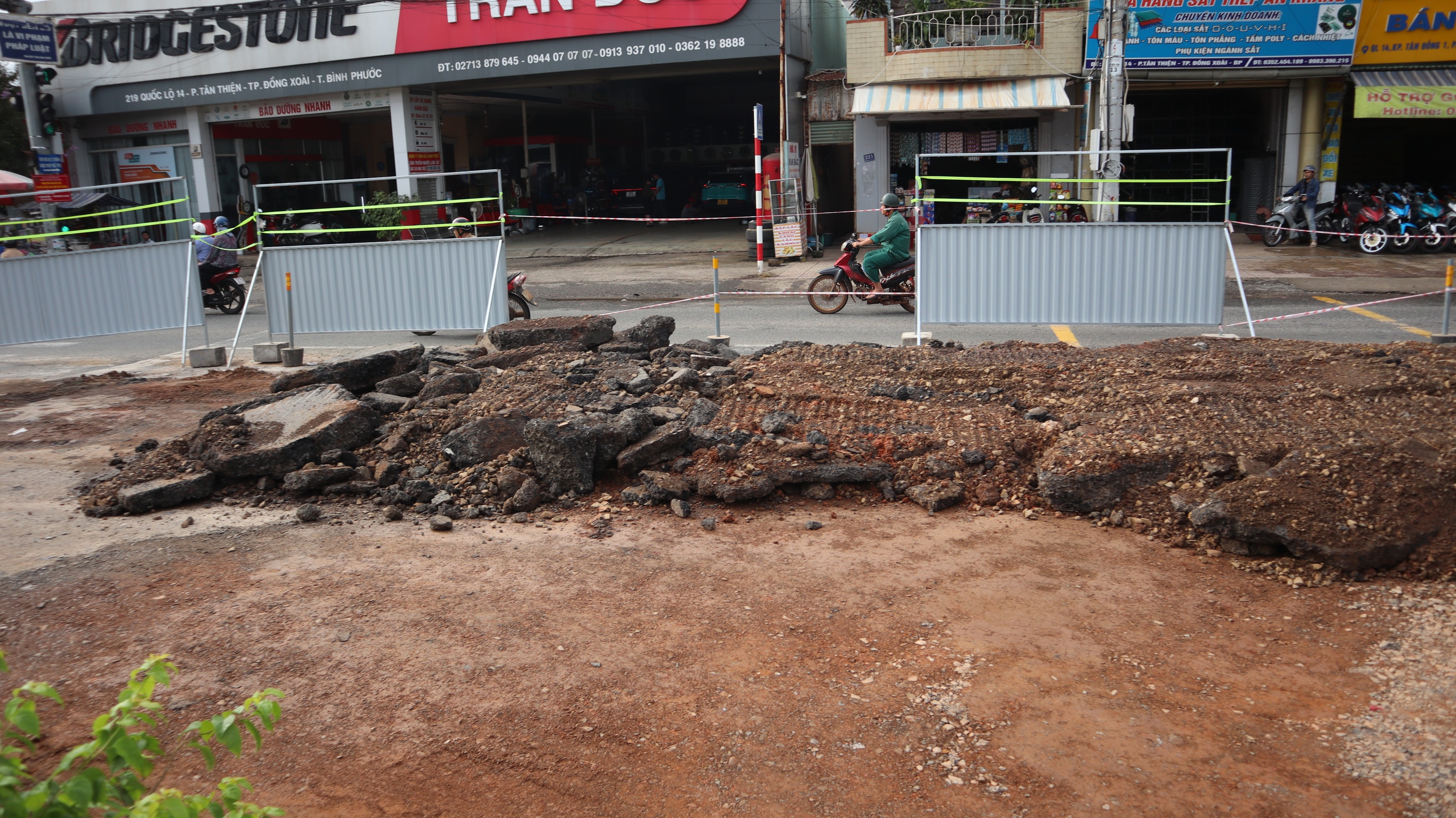 Quốc lộ 14 ở Đồng Nai vá mãi vẫn hư, như 'giăng bẫy' người đi đường- Ảnh 10.