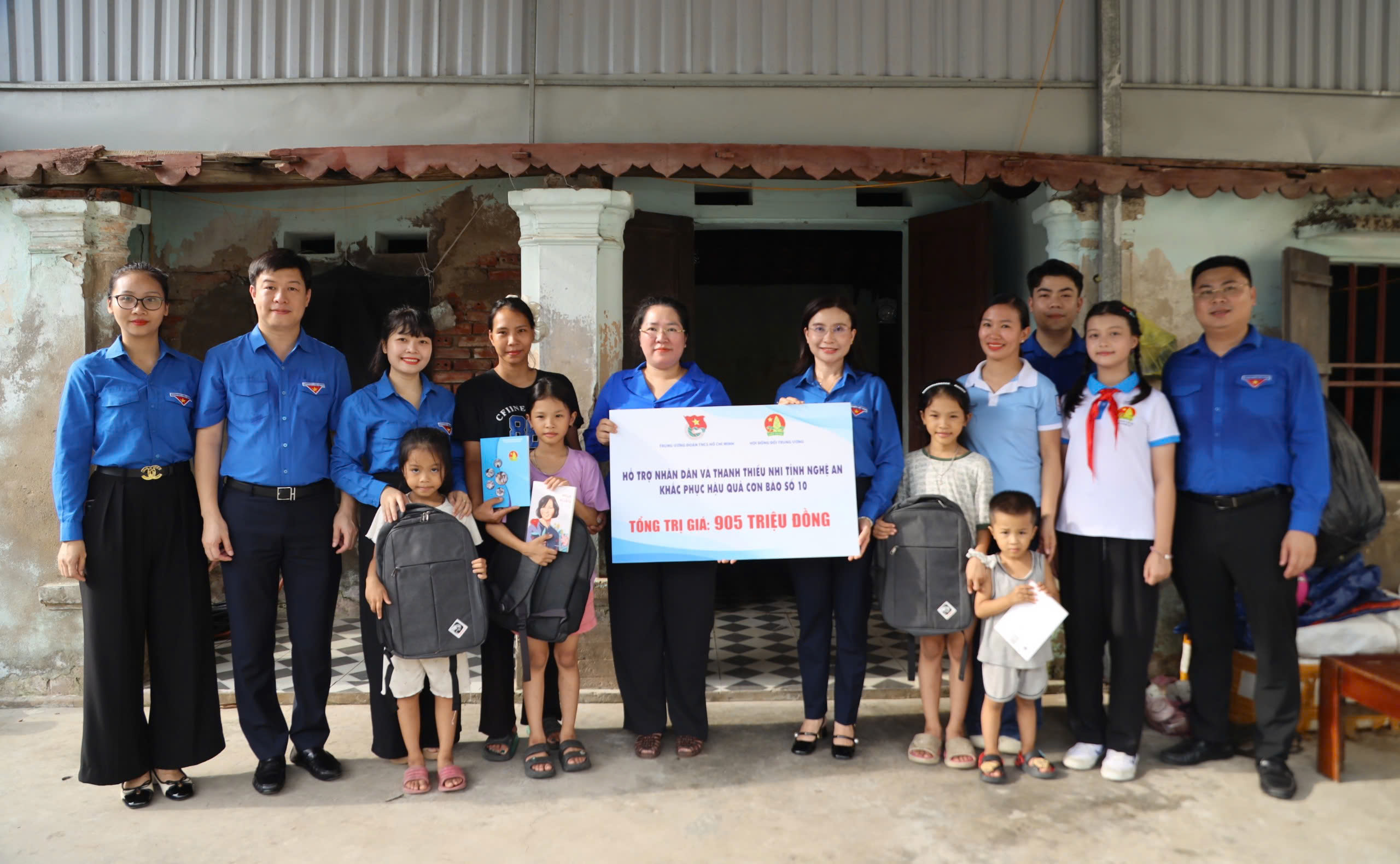 T.Ư Đoàn thăm, tặng quà thanh thiếu nhi Nghệ An bị thiệt hại do bão số 10- Ảnh 5.