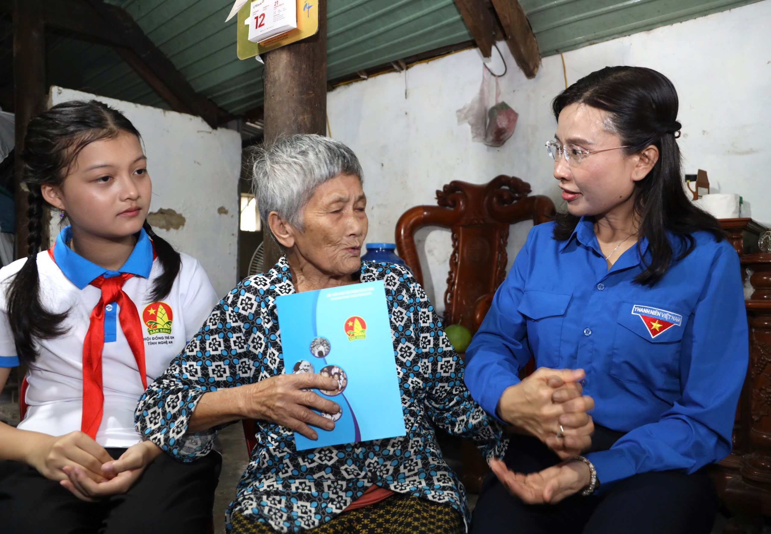 T.Ư Đoàn thăm, tặng quà thanh thiếu nhi Nghệ An bị thiệt hại do bão số 10- Ảnh 4.