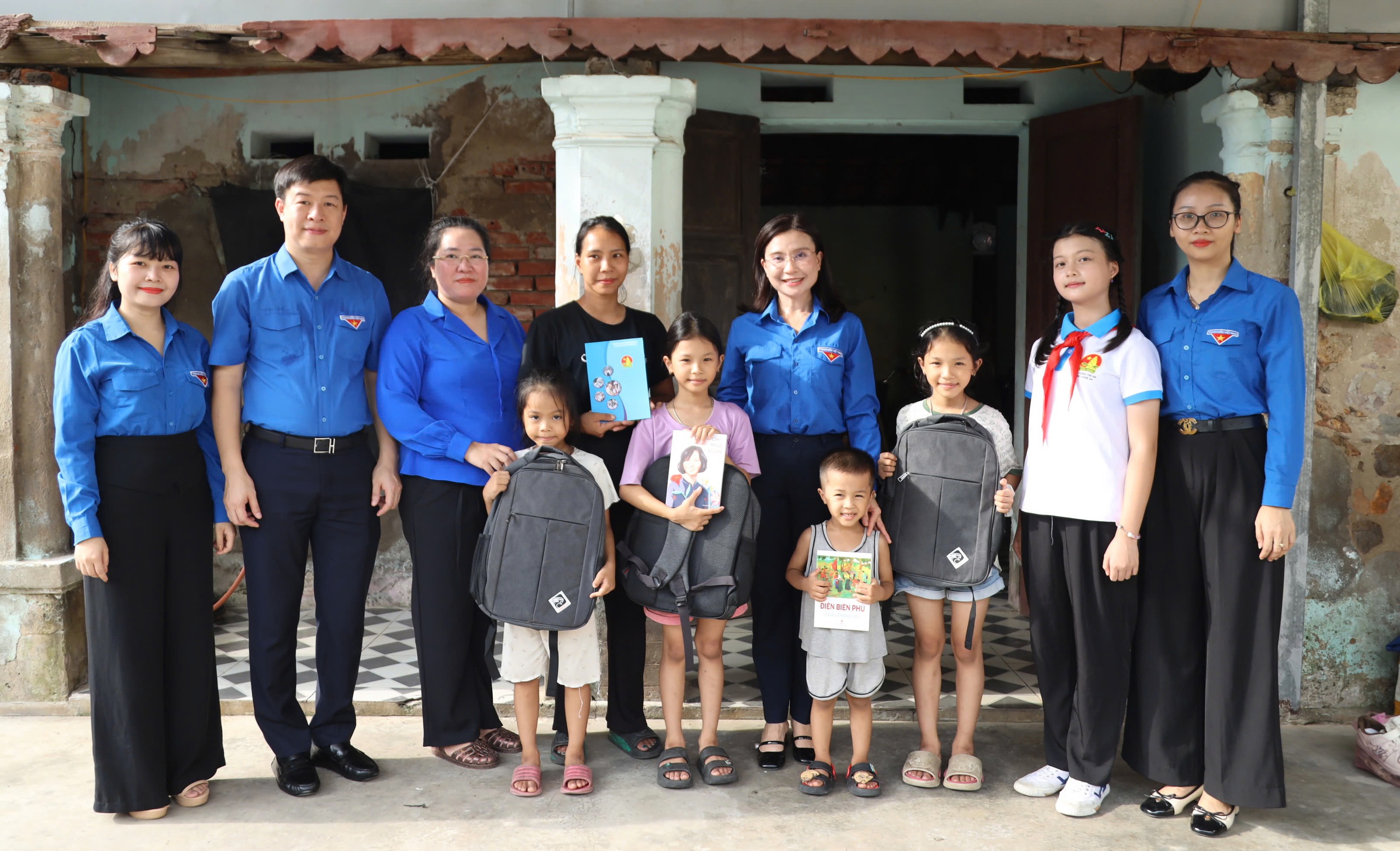T.Ư Đoàn thăm, tặng quà thanh thiếu nhi Nghệ An bị thiệt hại do bão số 10- Ảnh 2.