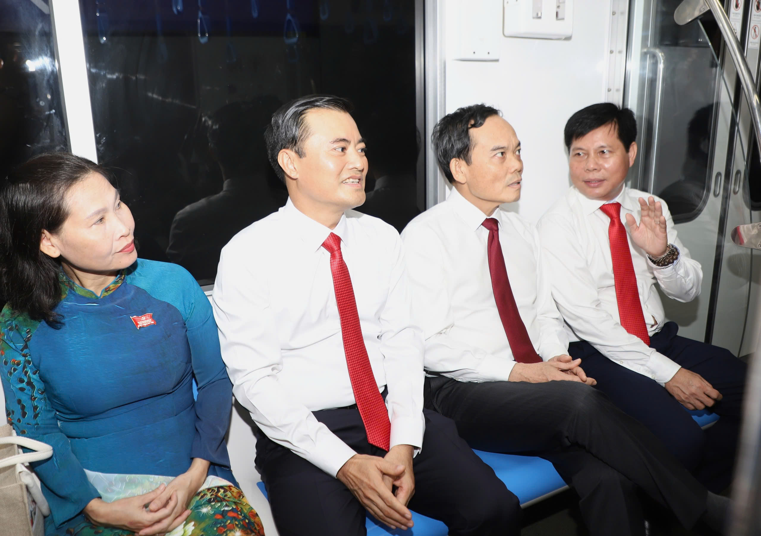 Đoàn đại biểu dự Đại hội Đảng bộ TP.HCM trải nghiệm metro, dâng hương Vua Hùng- Ảnh 2.