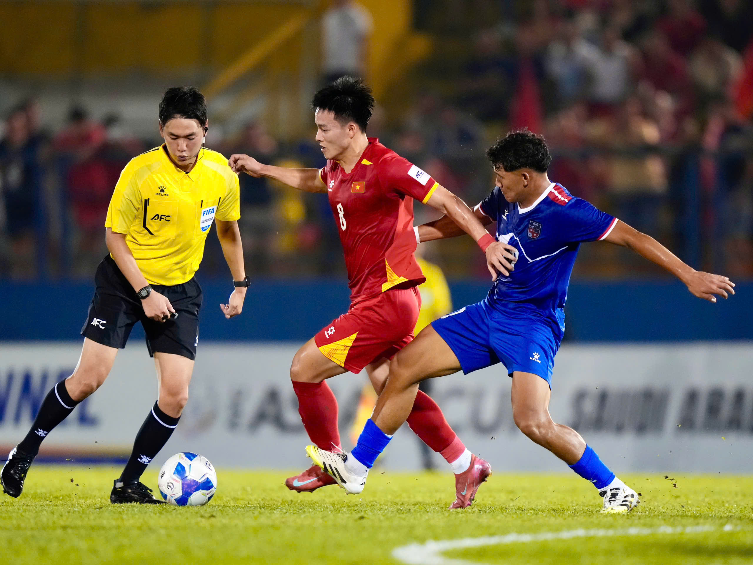 Người đang đối đầu với ông Kim Sang-sik có sự nghiệp li kì cỡ nào: ‘Những hành trình điên rồ’