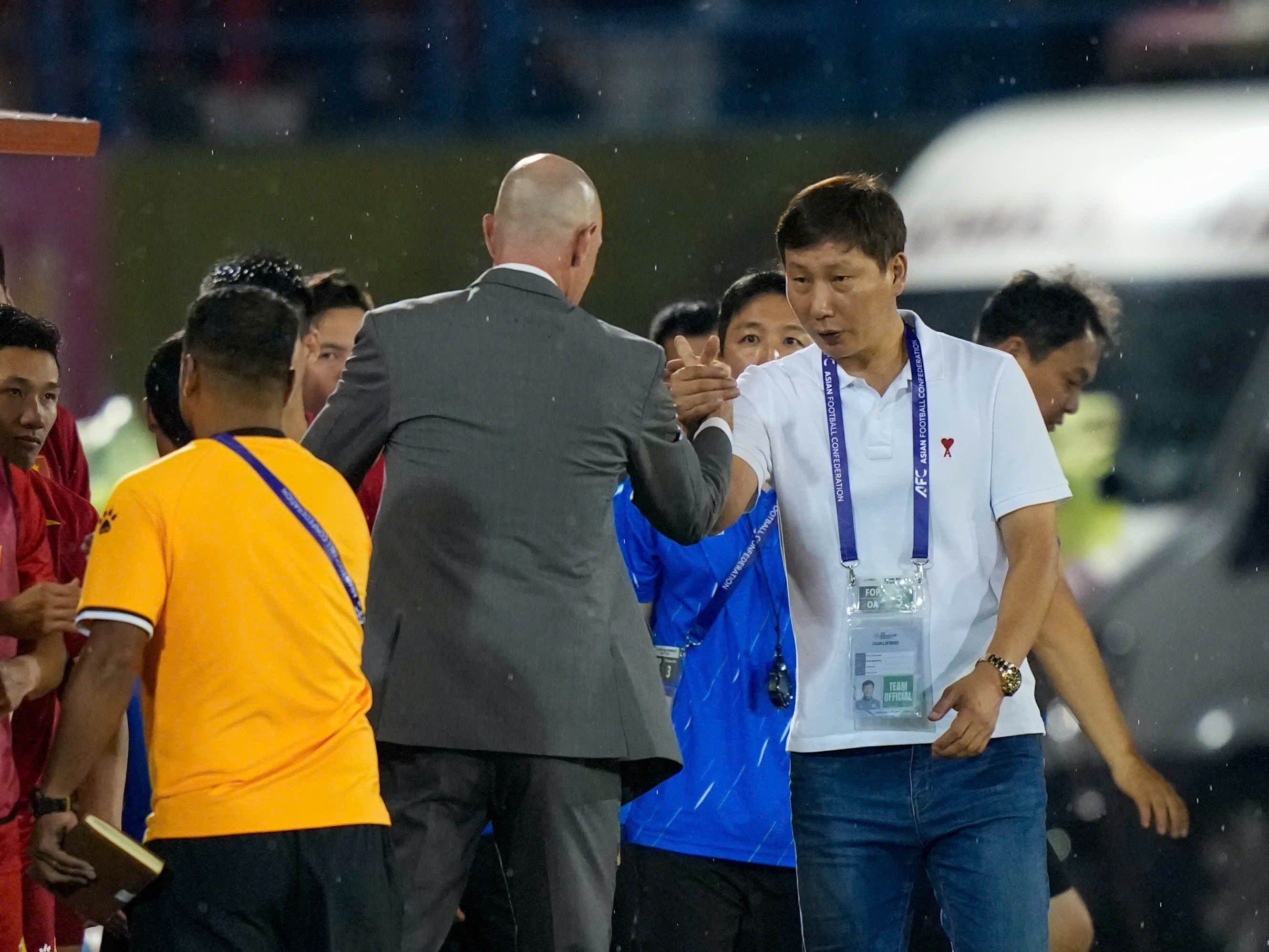 Người đang đối đầu với ông Kim Sang-sik có sự nghiệp li kì cỡ nào: 'Những hành trình điên rồ'- Ảnh 1.