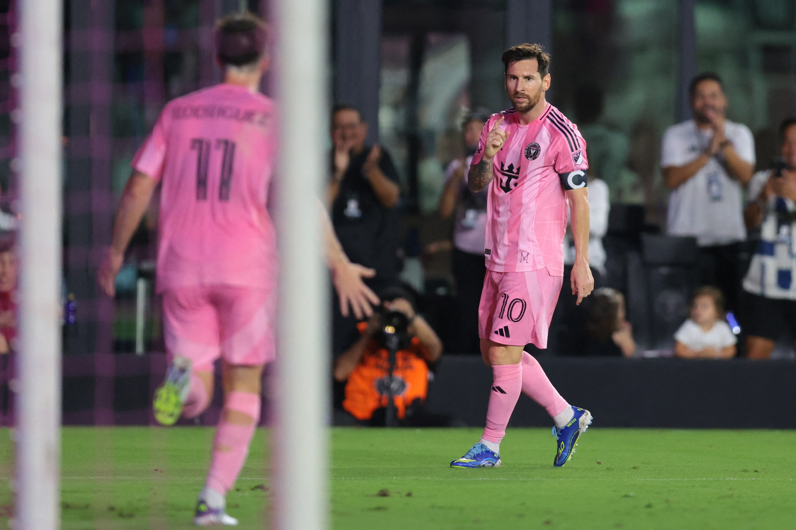 Messi lập cú đúp ngoạn mục ở Mỹ, mừng như bắt được của là… đội tuyển Argentina- Ảnh 1. Messi lập cú đúp ngoạn mục ở Mỹ, mừng như bắt được của là… đội tuyển Argentina- Ảnh 1.