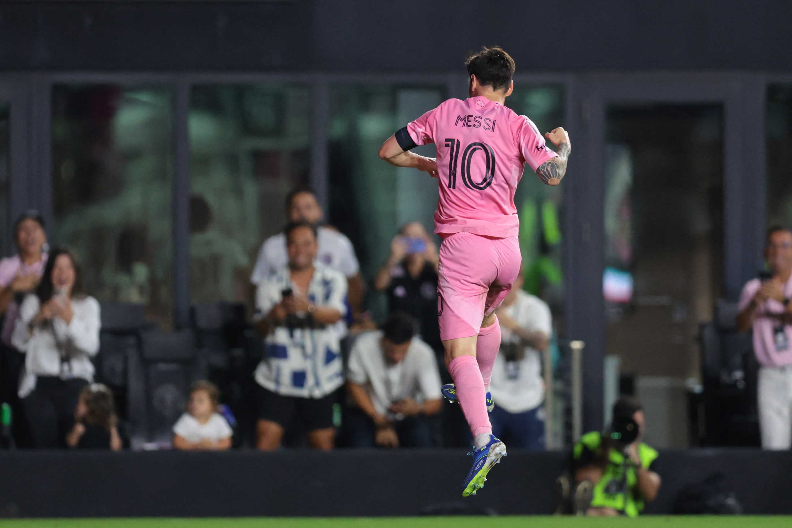 Messi lập cú đúp ngoạn mục ở Mỹ, mừng như bắt được của là… đội tuyển Argentina- Ảnh 2. Messi lập cú đúp ngoạn mục ở Mỹ, mừng như bắt được của là… đội tuyển Argentina- Ảnh 2.