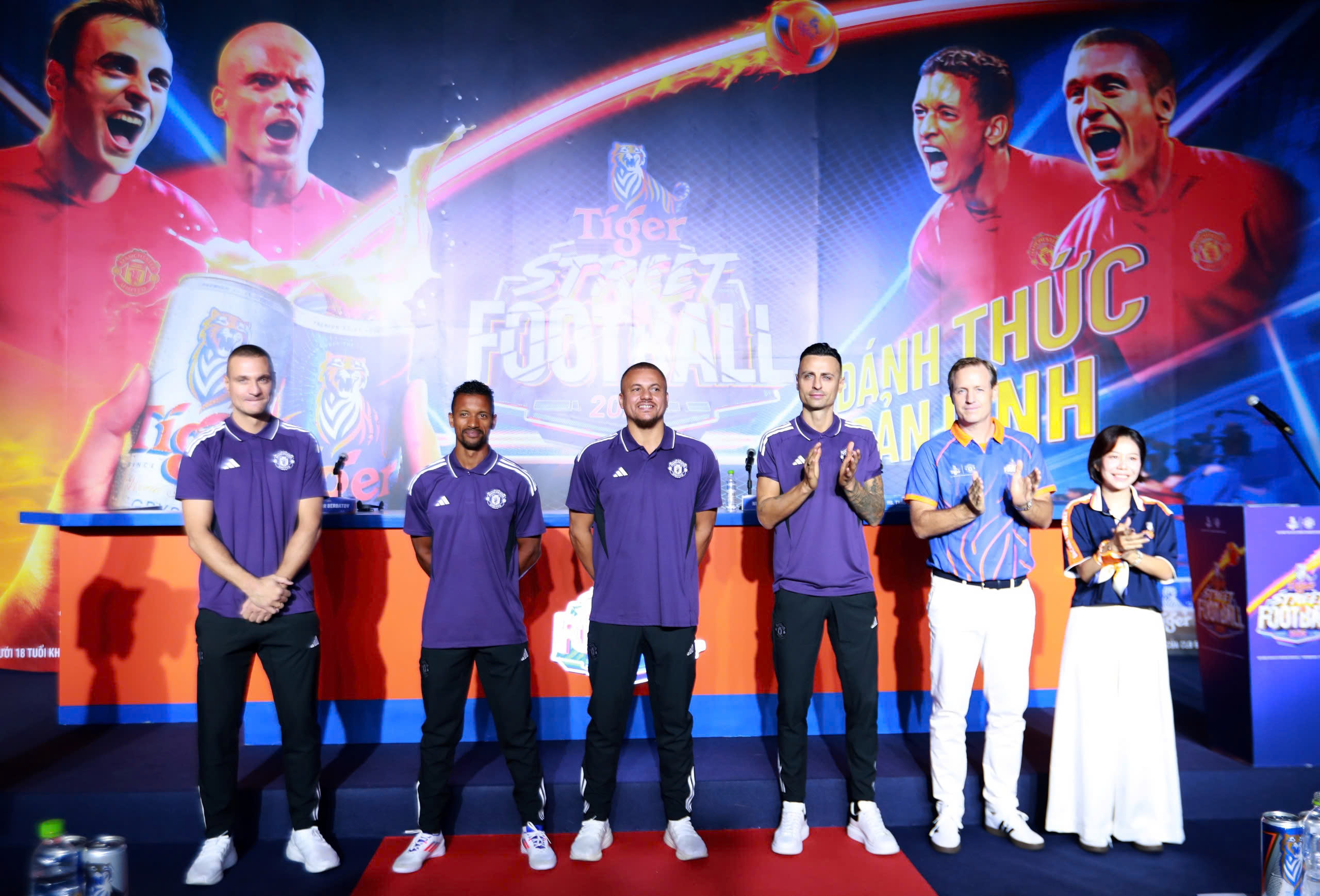 ក្រុមជើងខ្លាំងរបស់កីឡាករ M.U ប្រឈមមុខដាក់គ្នាខណៈដែលដឹកនាំក្រុមបាល់ទាត់តាមដងផ្លូវវៀតណាមចំនួន ៤ - រូបថត ១. Bộ tứ huyền thoại M.U đối đầu nhau khi dẫn dắt 4 đội bóng đá đường phố Việt Nam- Ảnh 1.