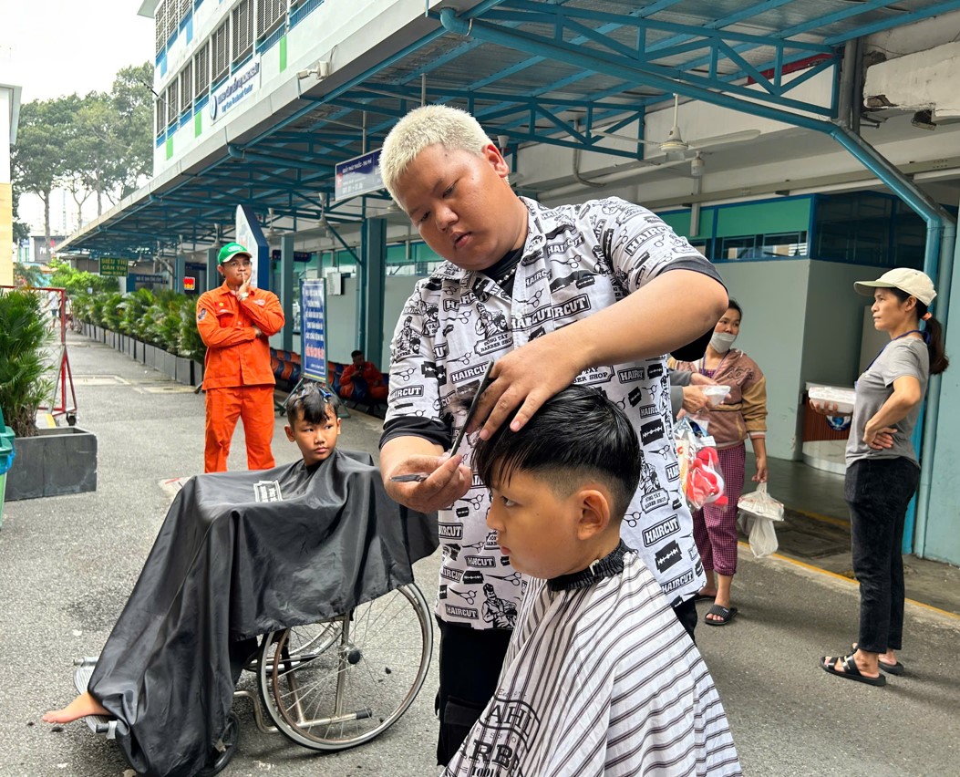 Ông bố mở tiệm cắt tóc miễn phí cho bệnh nhi tại bệnh viện Nhi đồng 1 - Ảnh 4.