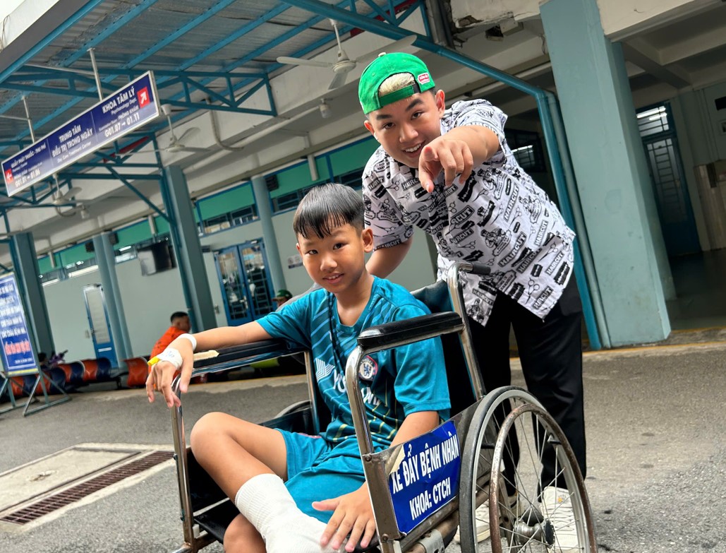 Ông bố mở tiệm cắt tóc miễn phí cho bệnh nhi tại bệnh viện Nhi đồng 1 - Ảnh 5.