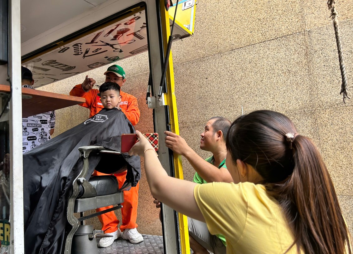 Ông bố mở tiệm cắt tóc miễn phí cho bệnh nhi tại bệnh viện Nhi đồng 1 - Ảnh 6.