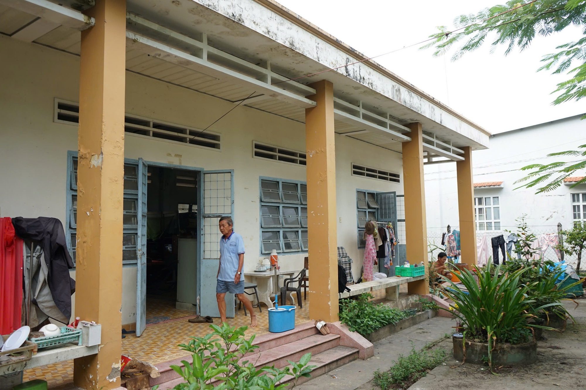 Mất nhà do sạt lở, nhiều năm phải sống tạm trong nhà văn hóa - Ảnh 1. Mất nhà do sạt lở, nhiều năm phải sống tạm trong nhà văn hóa - Ảnh 1.