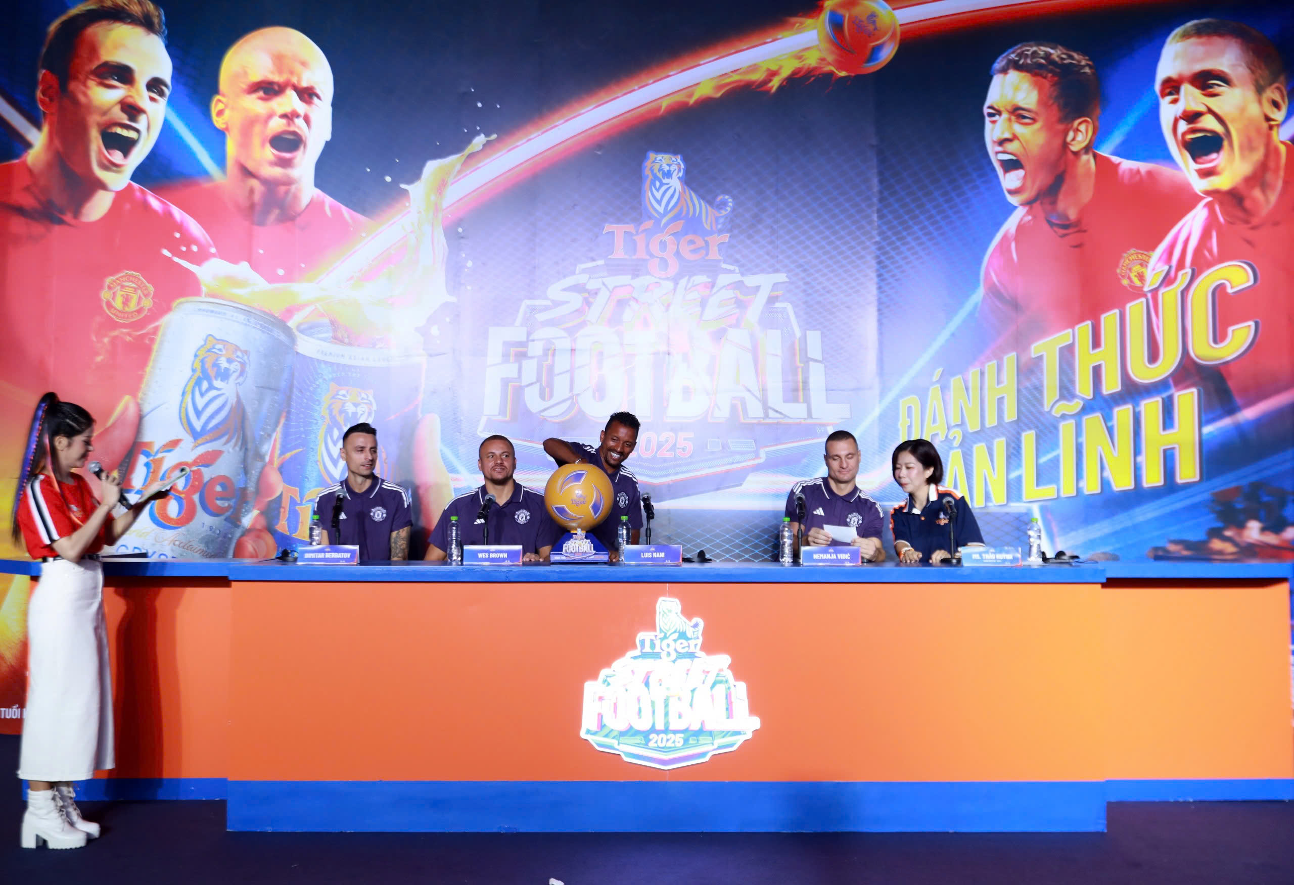 ក្រុមជើងខ្លាំងរបស់កីឡាករ M.U ប្រឈមមុខដាក់គ្នាខណៈដែលដឹកនាំក្រុមបាល់ទាត់តាមដងផ្លូវវៀតណាមចំនួន ៤ - រូបថត ២. Bộ tứ huyền thoại M.U đối đầu nhau khi dẫn dắt 4 đội bóng đá đường phố Việt Nam- Ảnh 2.