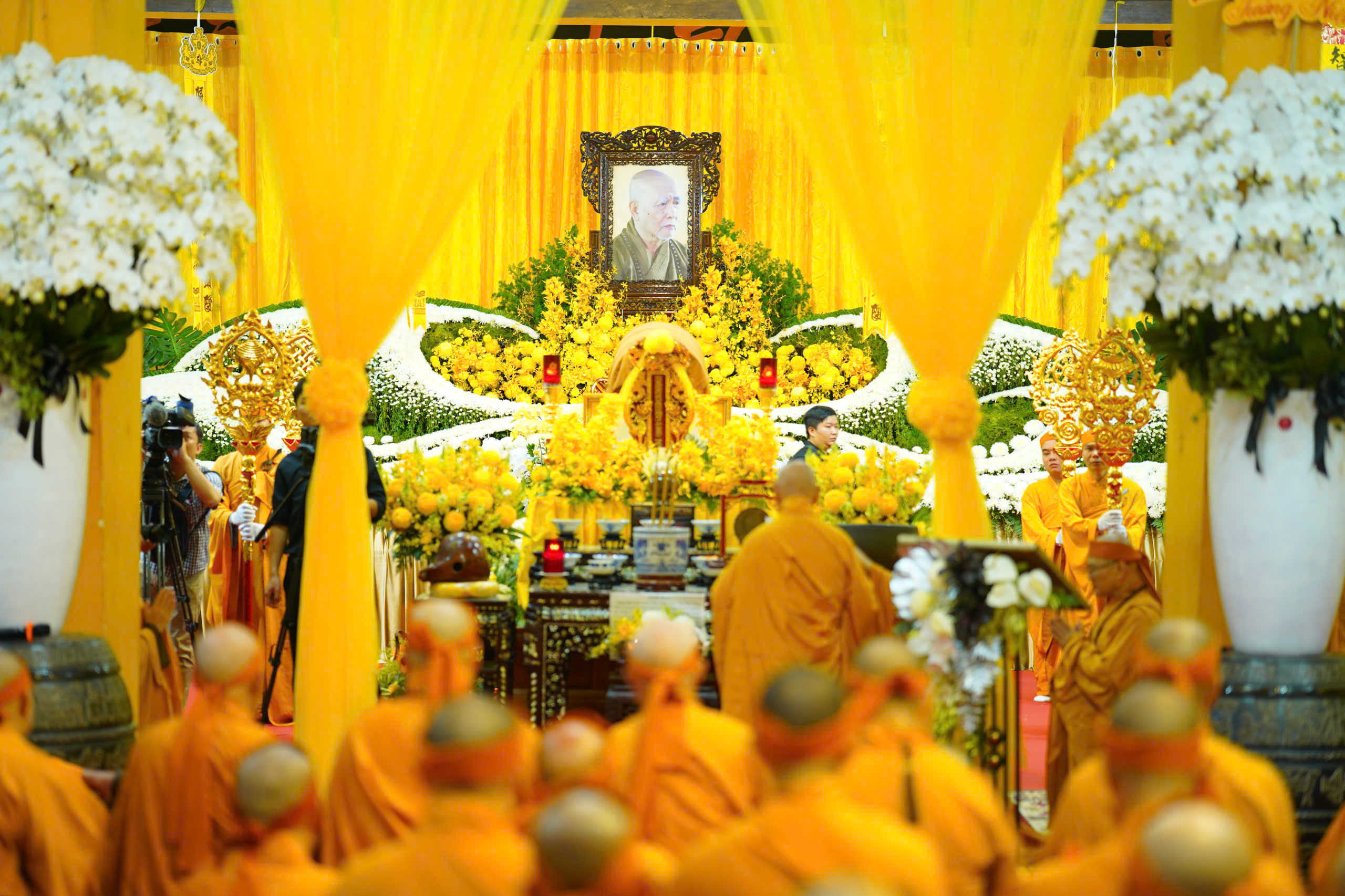 GHPGVN tiễn đưa kim quan trưởng lão hòa thượng Thích Trí Tịnh rời chùa Vĩnh Nghiêm - Ảnh 1.