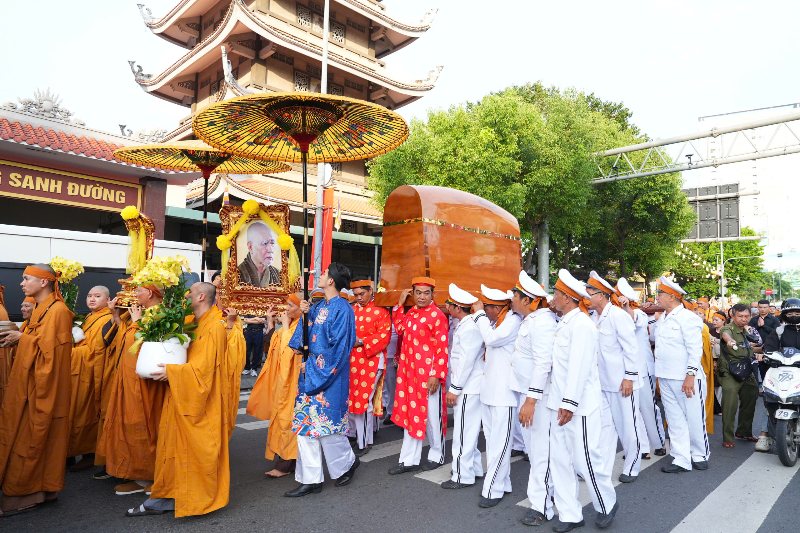 GHPGVN tiễn đưa kim quan trưởng lão hòa thượng Thích Trí Tịnh rời chùa Vĩnh Nghiêm - Ảnh 16.