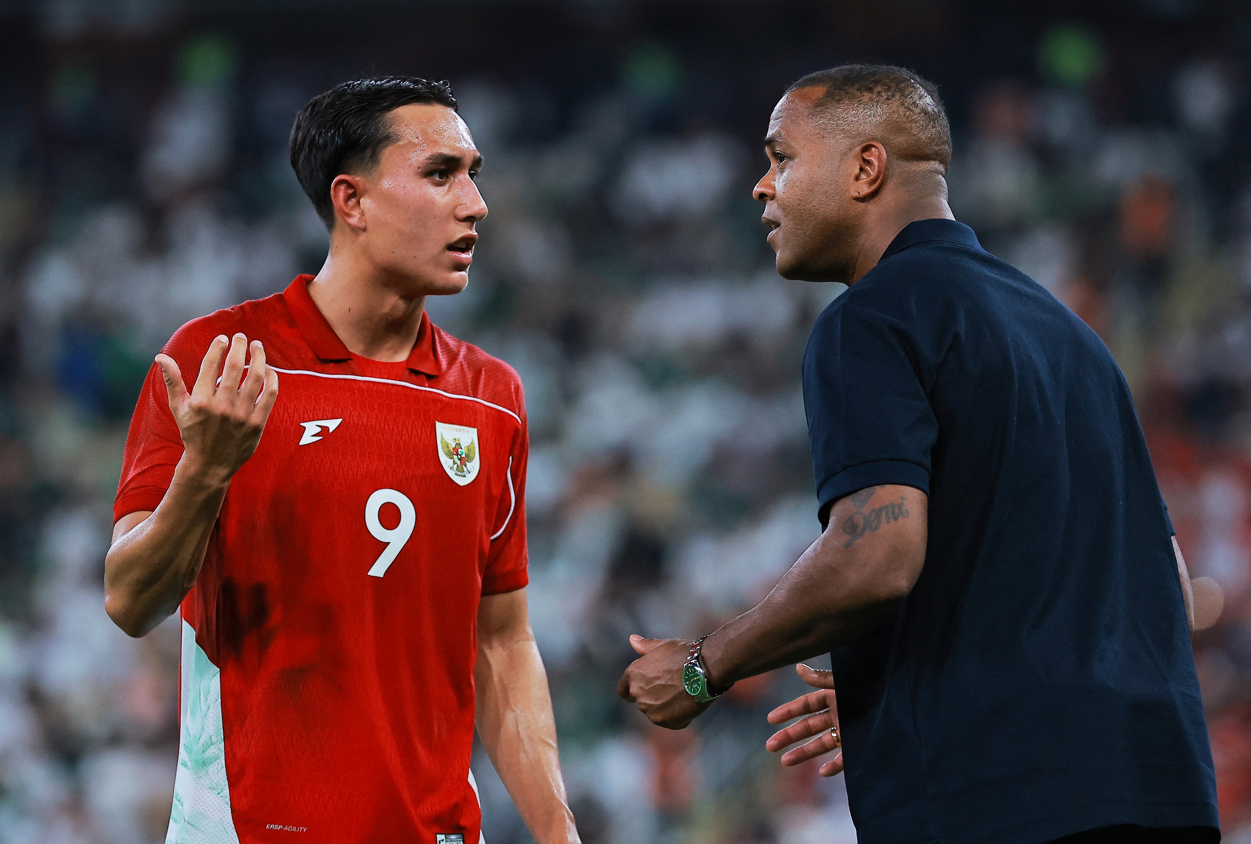 Trưởng đoàn Indonesia bất ngờ ‘tố’ HLV Kluivert ngay trên truyền hình, PSSI sẽ kiện trọng tài- Ảnh 2. Trưởng đoàn Indonesia bất ngờ ‘tố’ HLV Kluivert ngay trên truyền hình, PSSI sẽ kiện trọng tài- Ảnh 2.