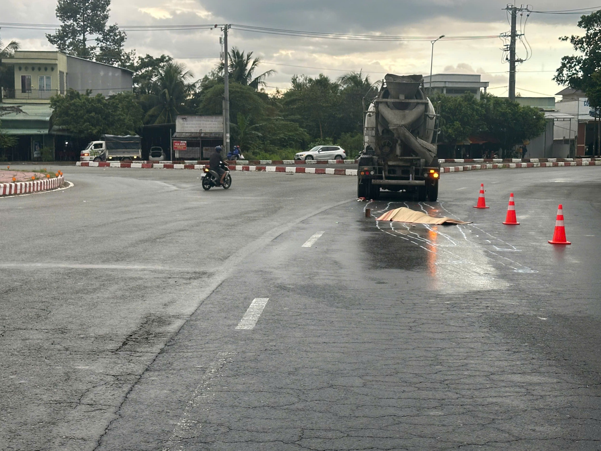 Tai nạn chết người ở vòng xoay Tân Ngãi - Ảnh 1.