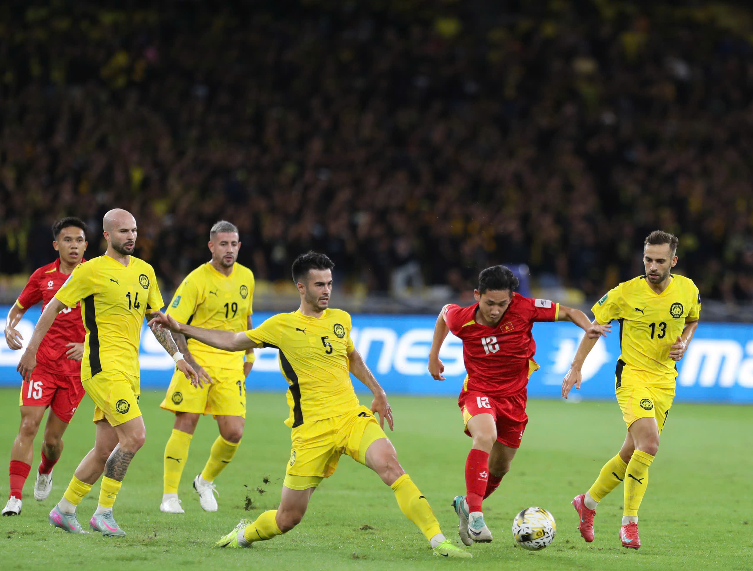 Cơ quan Liêm chính Malaysia điều tra nóng bê bối nhập tịch, FAM chịu cảnh ‘trên đe dưới búa’- Ảnh 4.