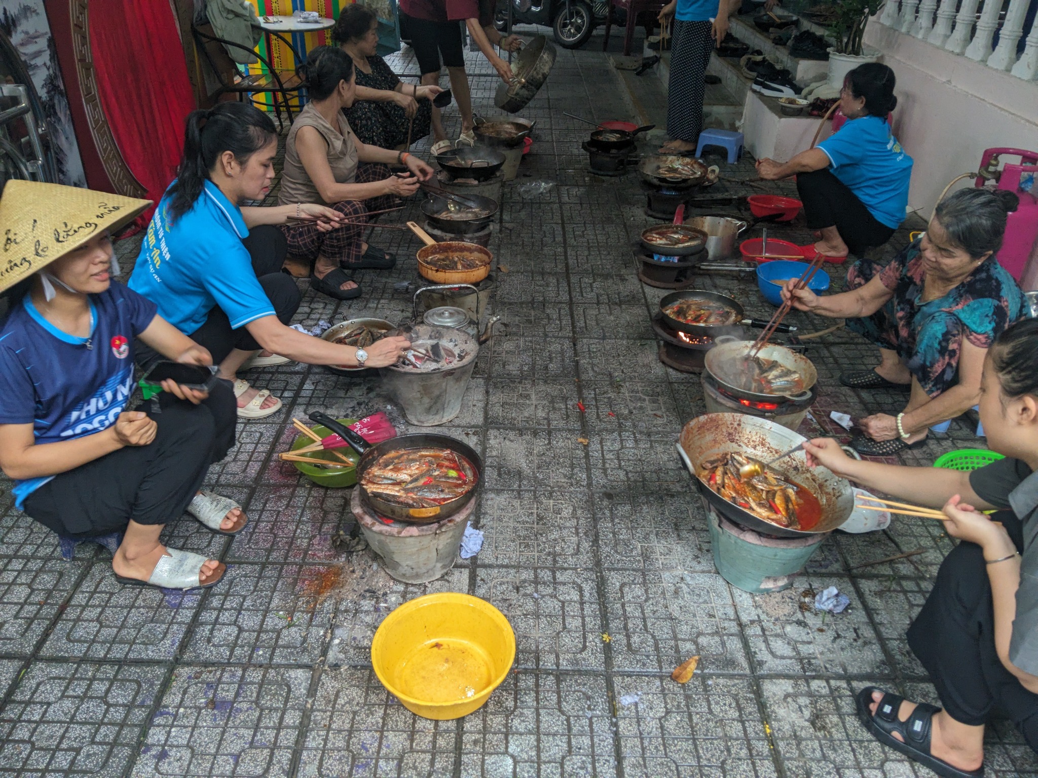 300 kg cá nục từ cố đô Huế gửi đến người dân vùng lũ Thái Nguyên - Ảnh 2.