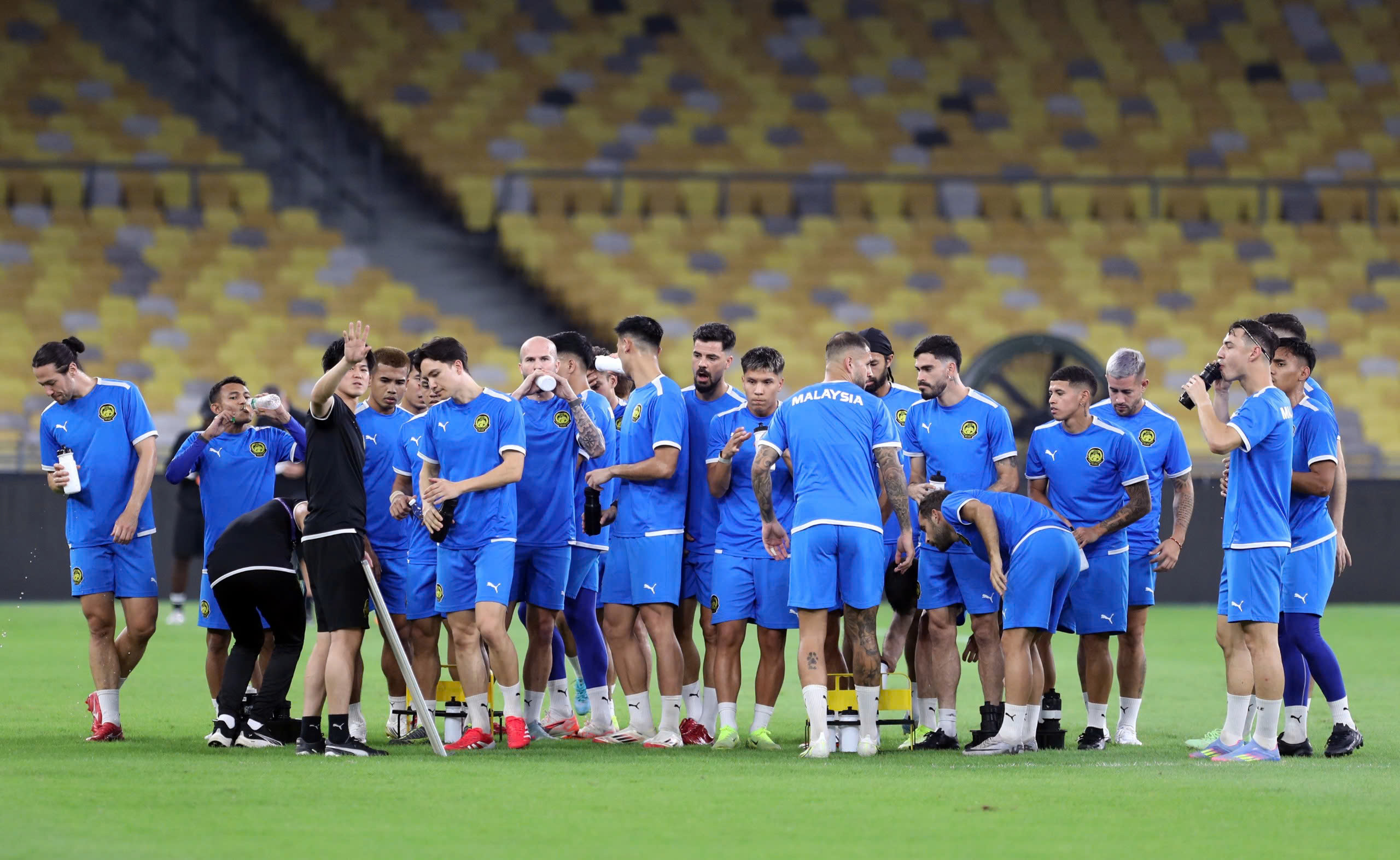 HLV Cklamovski xin lỗi FAM, k&ecirc;u gọi đội tuyển Malaysia đo&agrave;n kết trước trận gặp L&agrave;o - Ảnh 1.