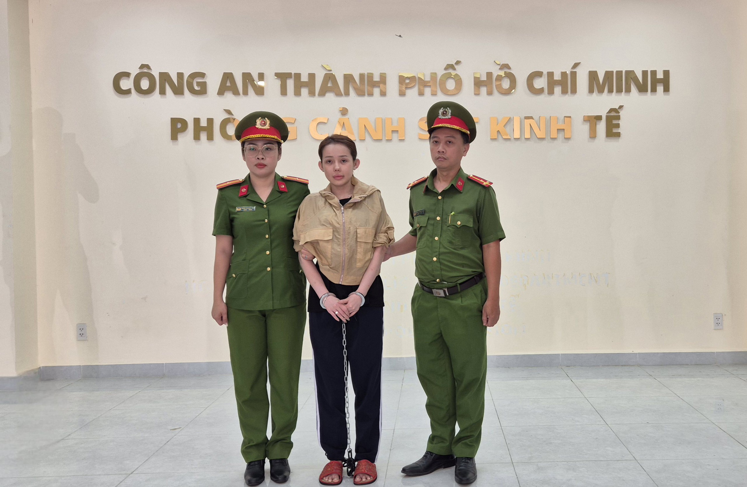Khởi tố, bắt tạm giam 'hot girl' Ngân 98 - Ảnh 1.