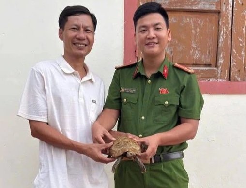 Quảng Trị: Rùa qúy hiếm bò vào nhà, người dân lập tức giao nộp kiểm lâm - Ảnh 1. Quảng Trị: Rùa qúy hiếm bò vào nhà, người dân lập tức giao nộp kiểm lâm - Ảnh 1.