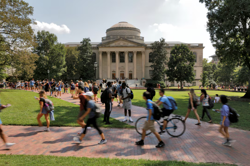 Làn sóng sinh viên quốc tế đến Mỹ giảm gần 20% trong tháng 8 - Ảnh 1.