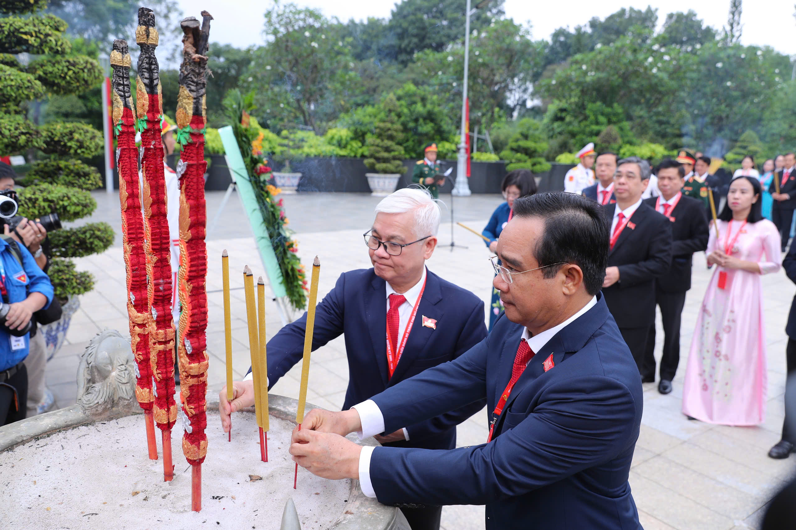 Đoàn đại biểu dự Đại hội Đảng bộ TP.HCM dâng hương tưởng nhớ anh hùng liệt sĩ - Ảnh 4.