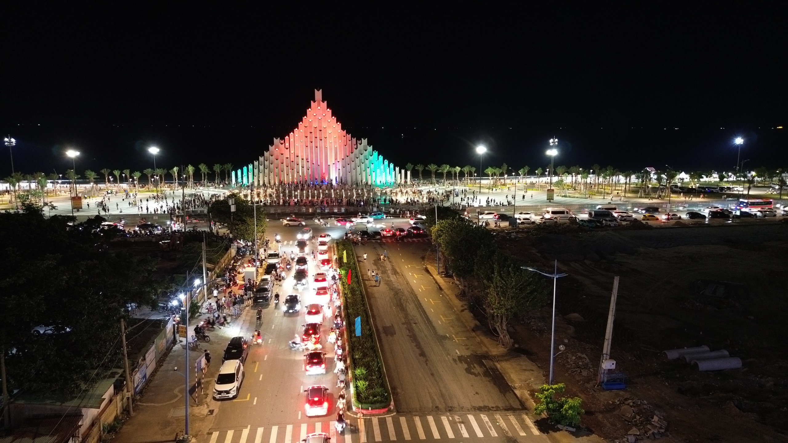 Chiêm ngưỡng đại tiệc ánh sáng tháp Tam Thắng Vũng Tàu về đêm lung linh huyền diệu - Ảnh 18. Chiêm ngưỡng đại tiệc ánh sáng tháp Tam Thắng Vũng Tàu về đêm lung linh huyền diệu - Ảnh 18.