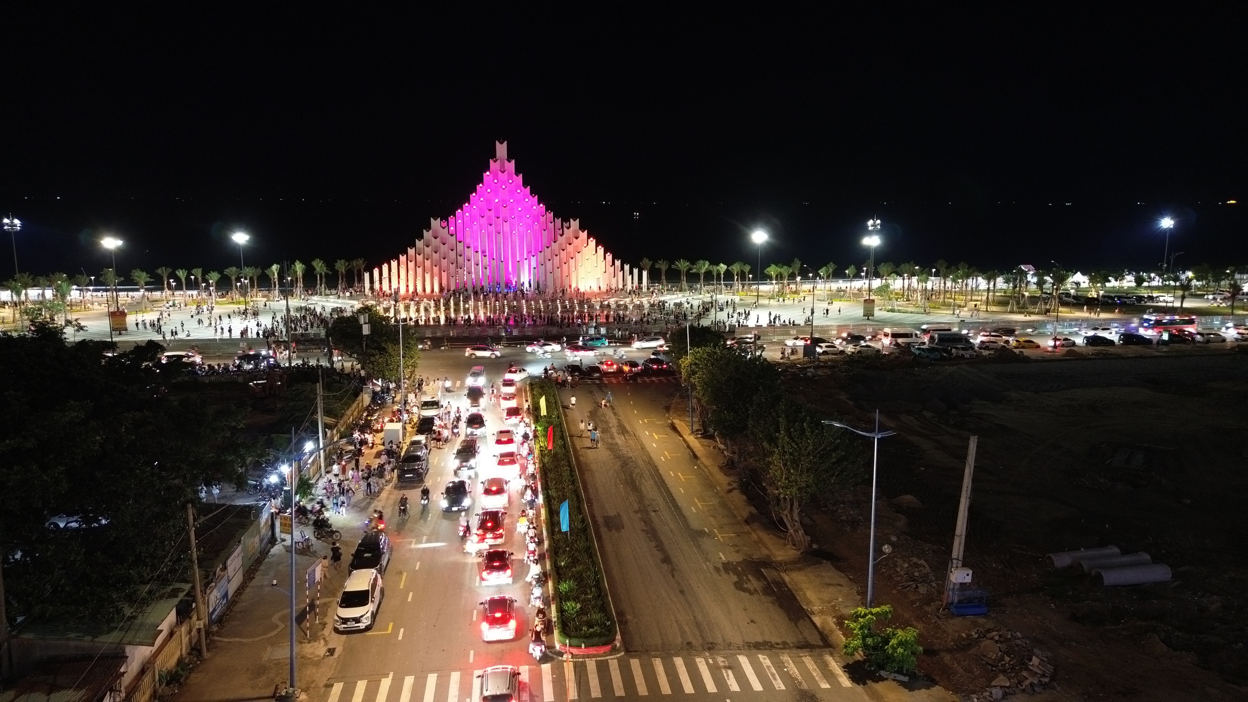 Chiêm ngưỡng đại tiệc ánh sáng tháp Tam Thắng Vũng Tàu về đêm lung linh huyền diệu - Ảnh 19. Chiêm ngưỡng đại tiệc ánh sáng tháp Tam Thắng Vũng Tàu về đêm lung linh huyền diệu - Ảnh 19.