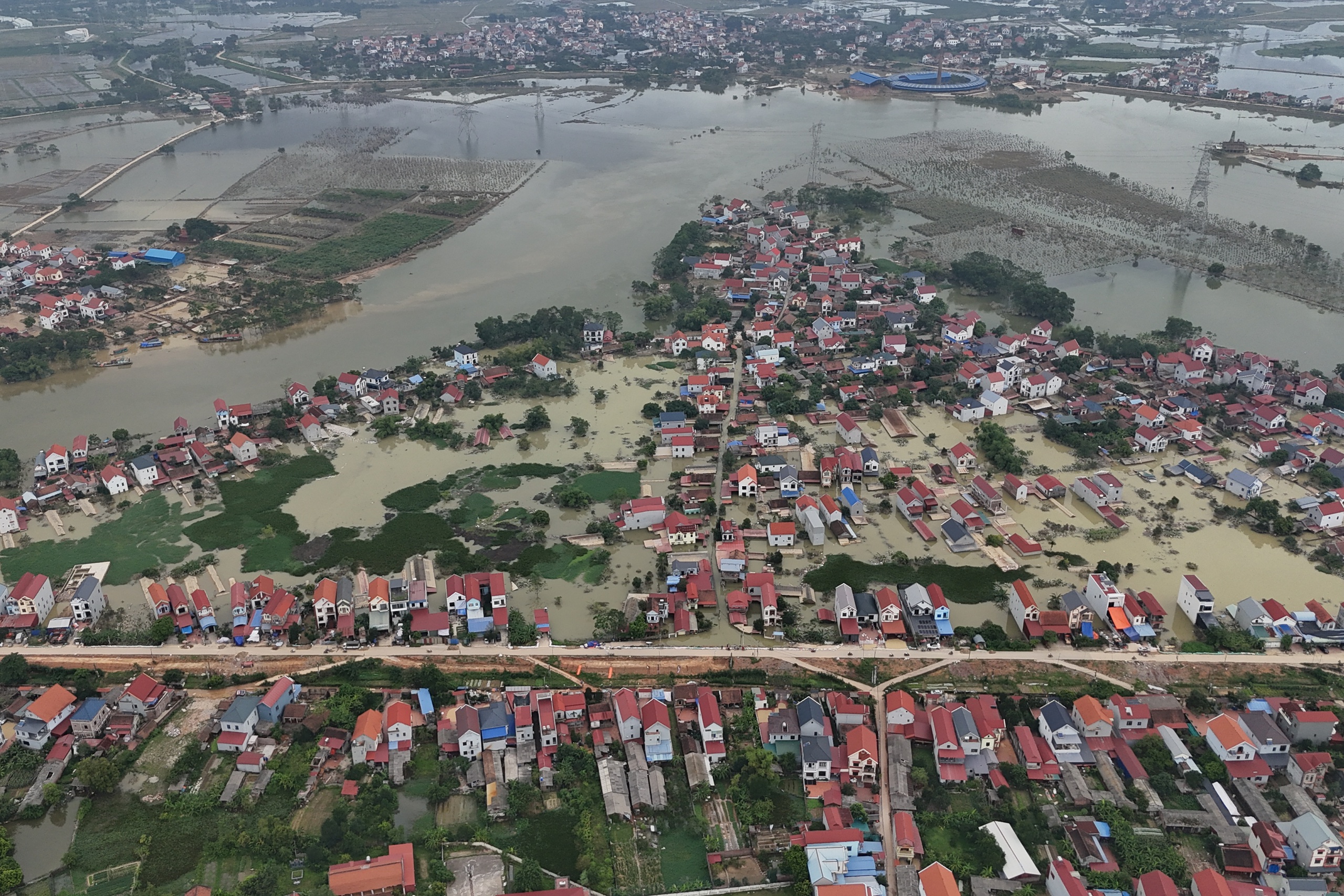 Nước sông Cầu đã rút, 'rốn lũ' Hà Nội vẫn ngập sâu- Ảnh 6.