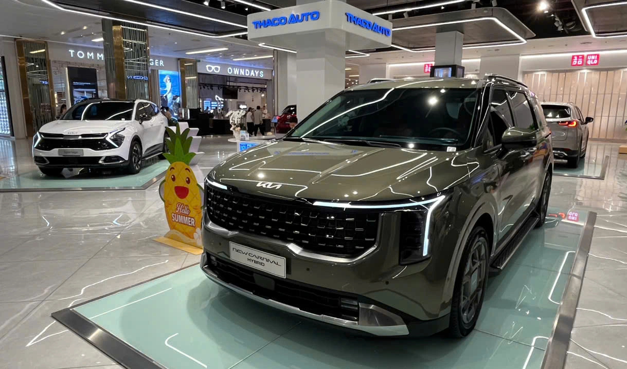 Ồ ạt giảm giá ra mẫu mới, ô tô hybrid hút khách - Ảnh 1.