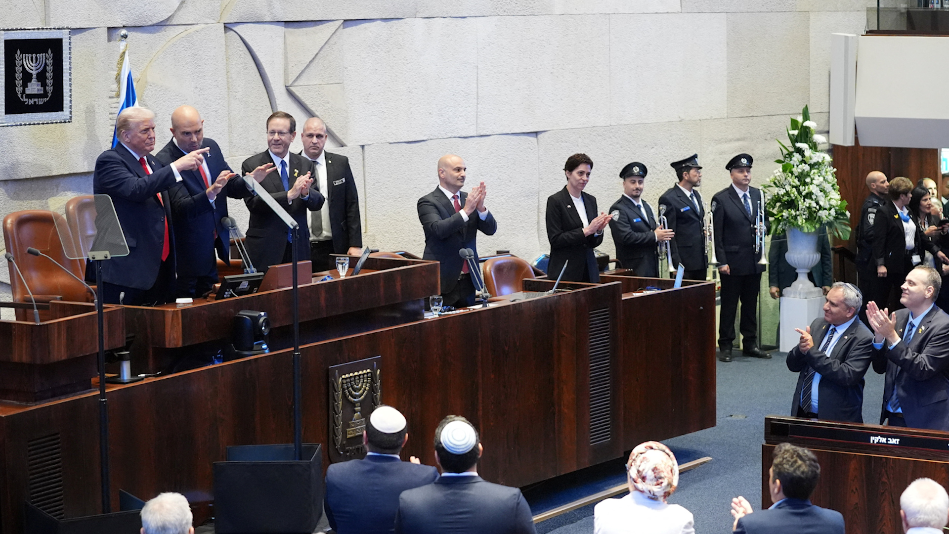 Hamas phô trương sức mạnh khi con tin được thả  - Ảnh 1.