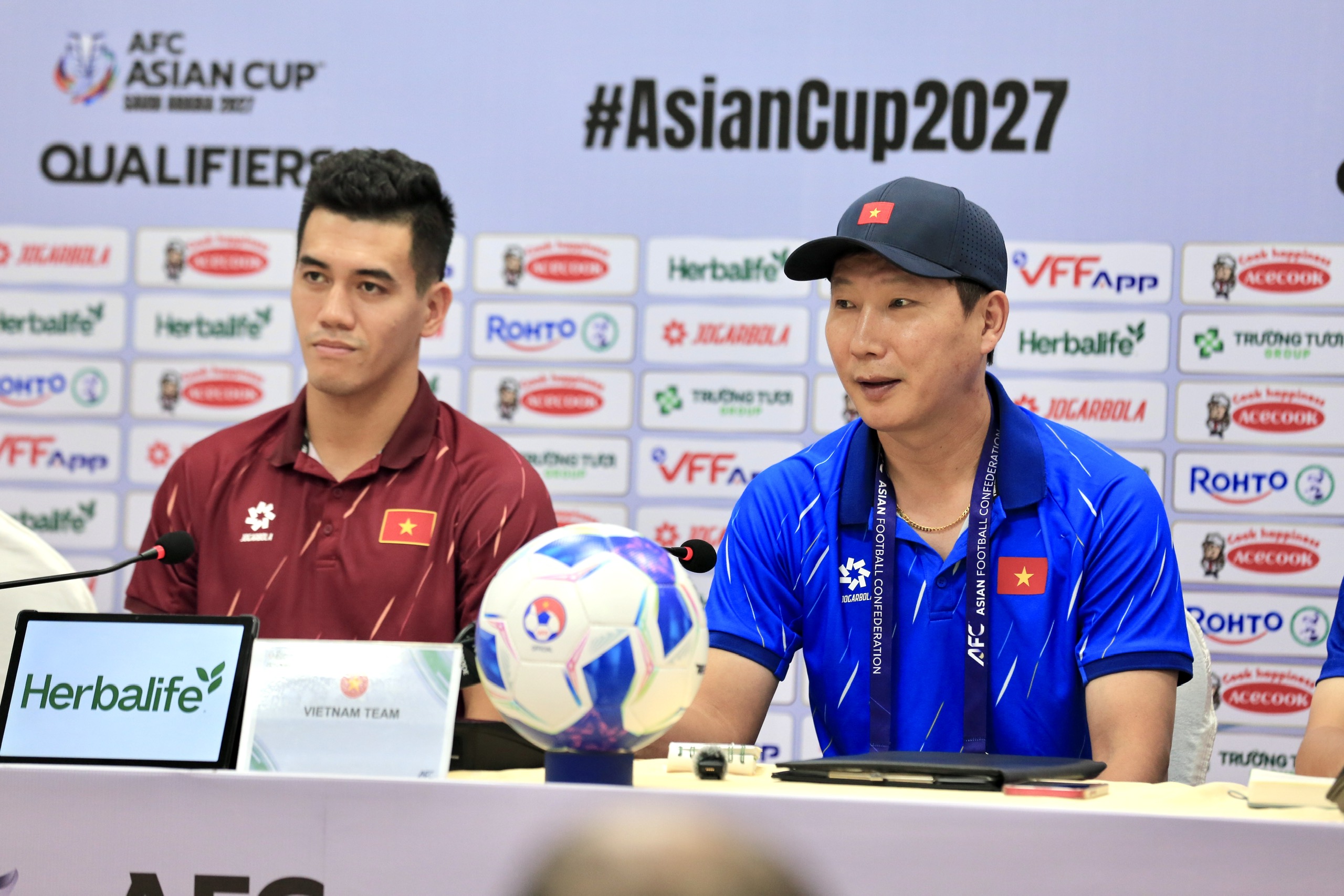 HLV Kim Sang-sik: 'Đội tuyển Việt Nam phải giữ sạch lưới trận lượt về gặp Nepal' - Ảnh 1.