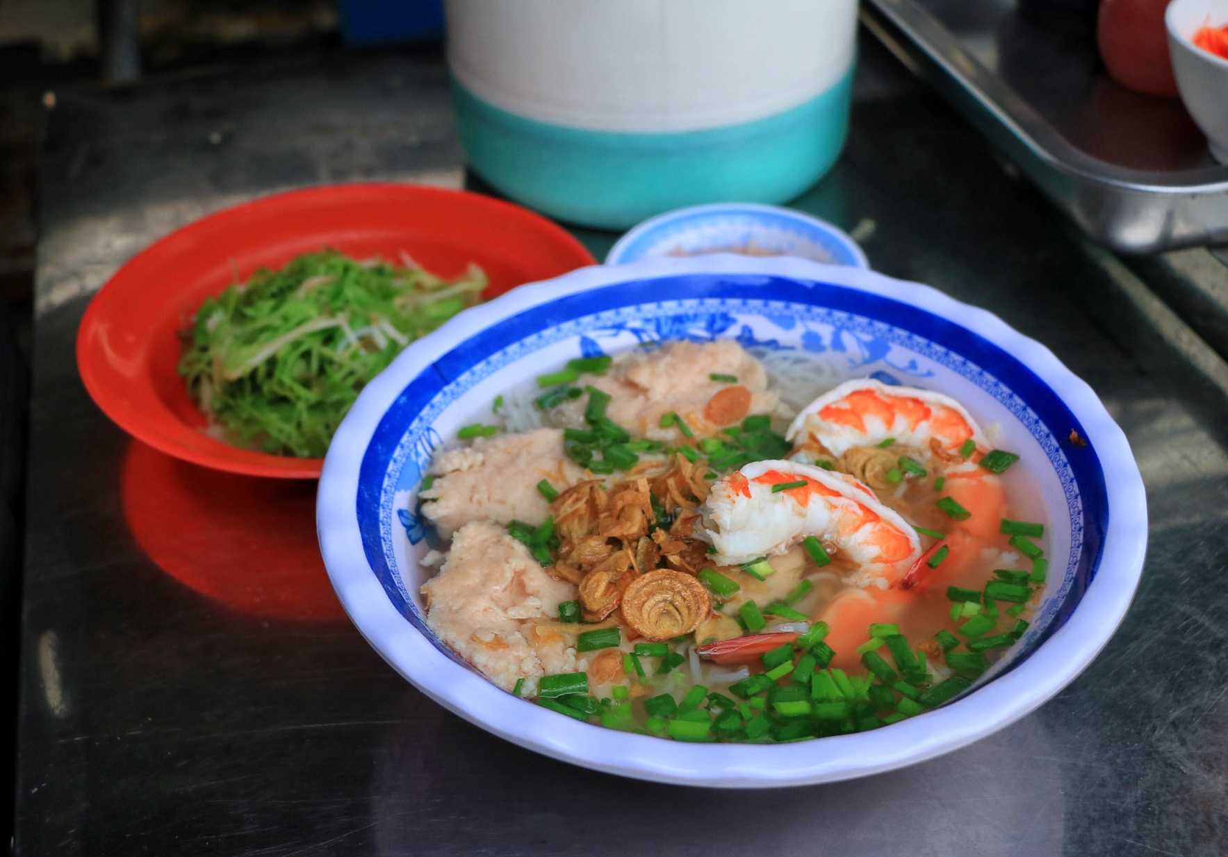 Con gái qua đời, cụ bà U.90 bán bún mọc ở TP.HCM: 'Còn sức là còn làm!' - Ảnh 2.