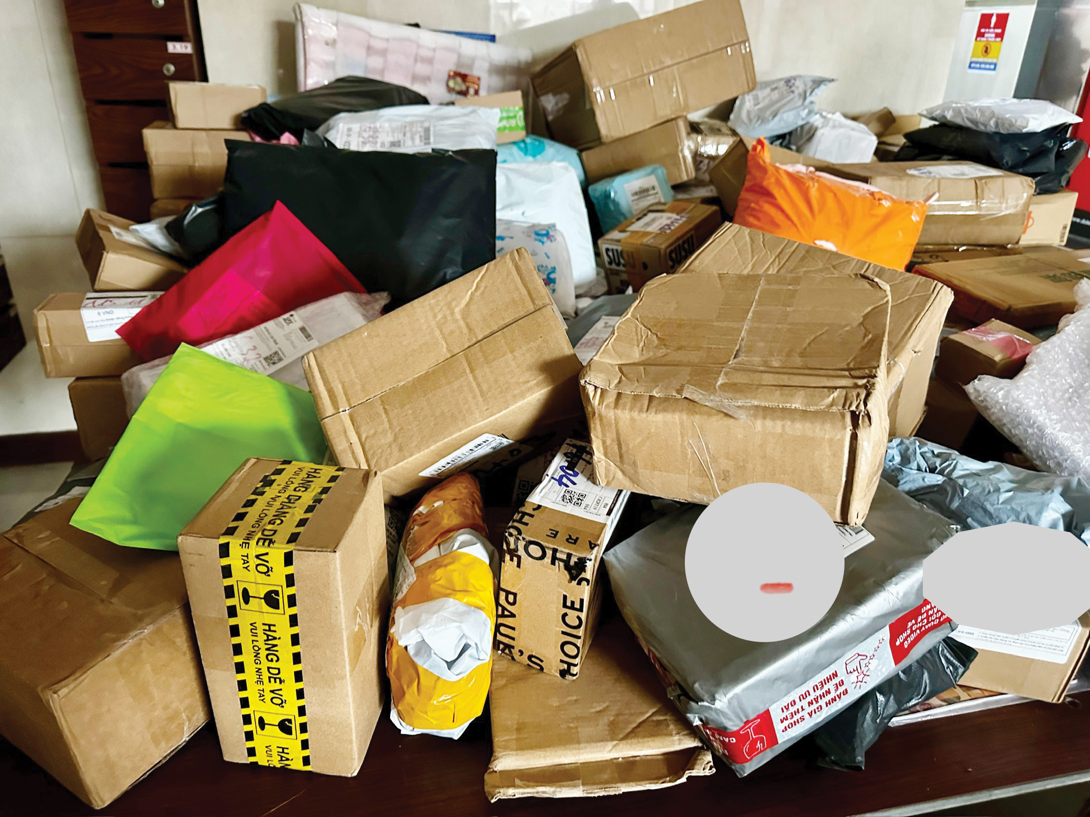 Chi cục Hải quan Khu vực II: Nhiều thách thức trong chống buôn lậu, hàng giả... qua sàn thương mại điện tử- Ảnh 2.