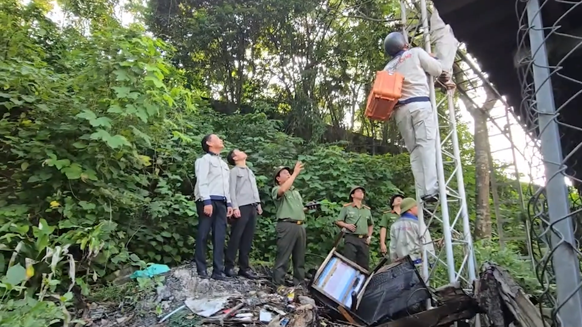 Đảm bảo thông suốt, an toàn thông tin cho bà con vùng lũ - Ảnh 1.