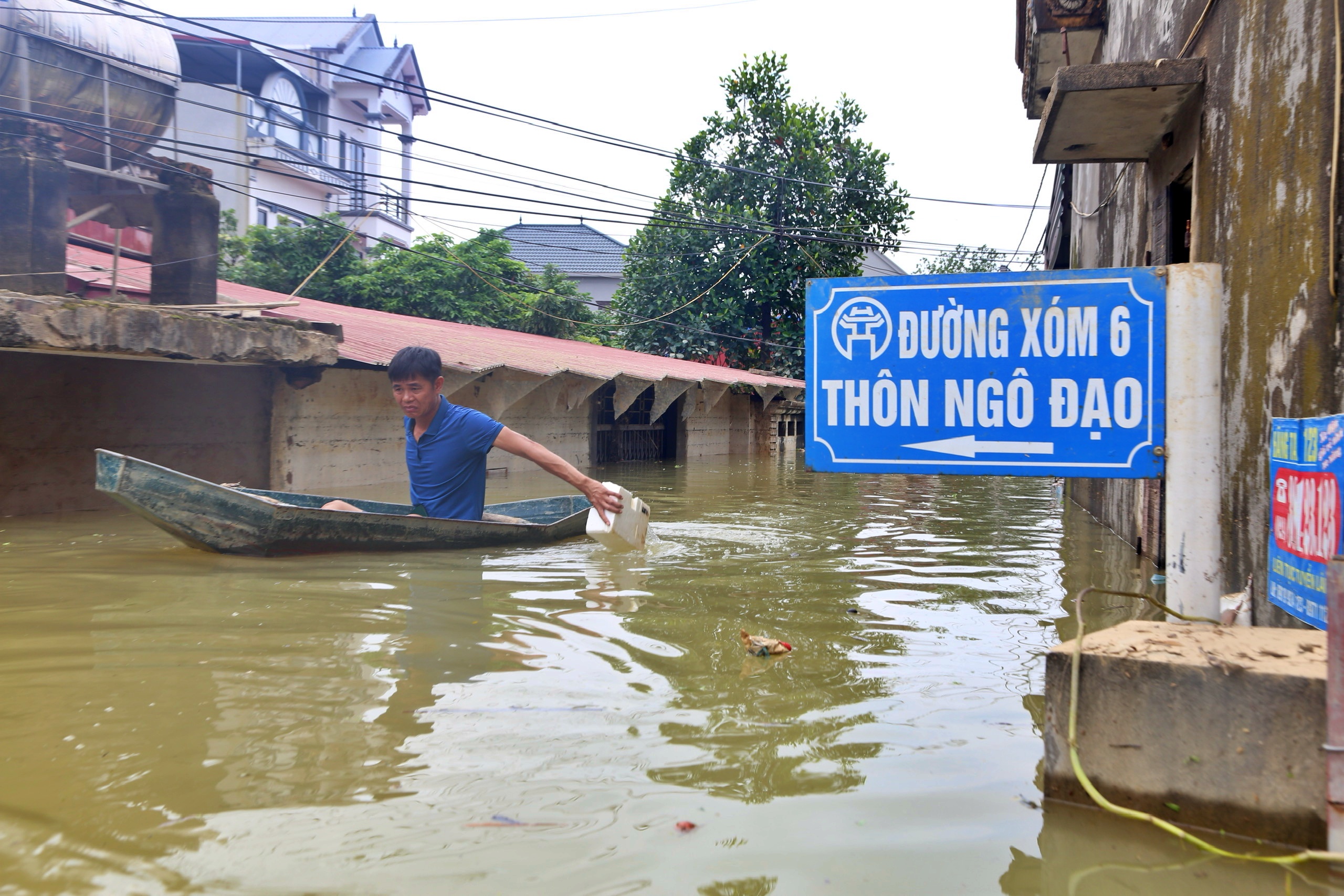Nước sông Cầu đã rút, 'rốn lũ' Hà Nội vẫn ngập sâu- Ảnh 1.