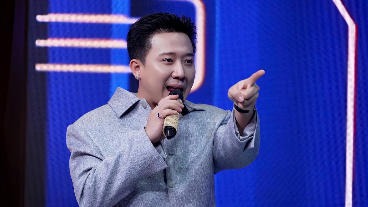 Trấn Thành 'đứng hình' khi đối mặt với bản sao Hari Won - Ảnh 1.
