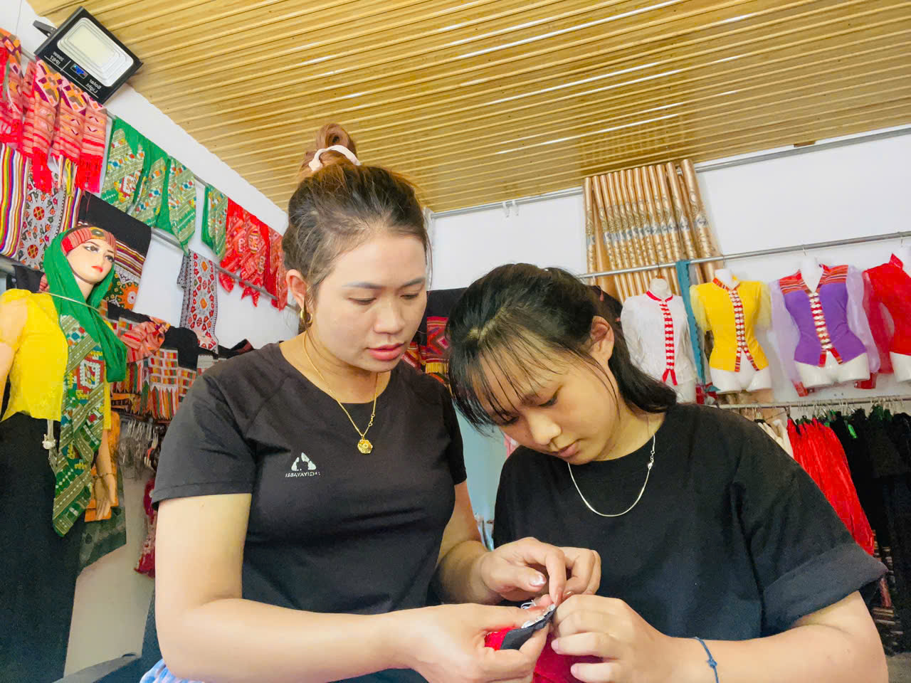 ‘Sợi chỉ’ giữ hồn trang phục người Thái đen ở bản Văng Cuộm - Ảnh 2.