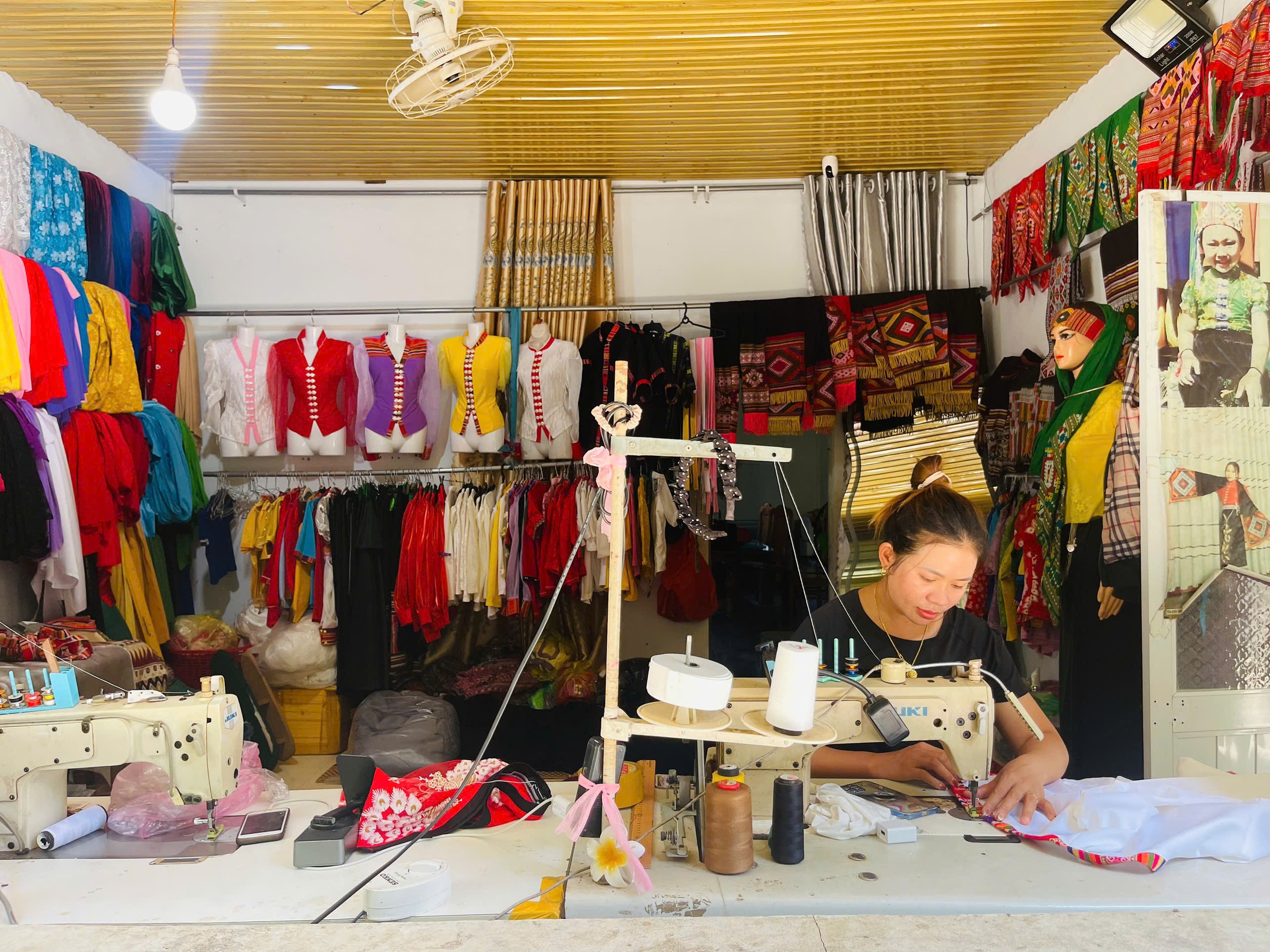‘Sợi chỉ’ giữ hồn trang phục người Thái đen ở bản Văng Cuộm - Ảnh 1.