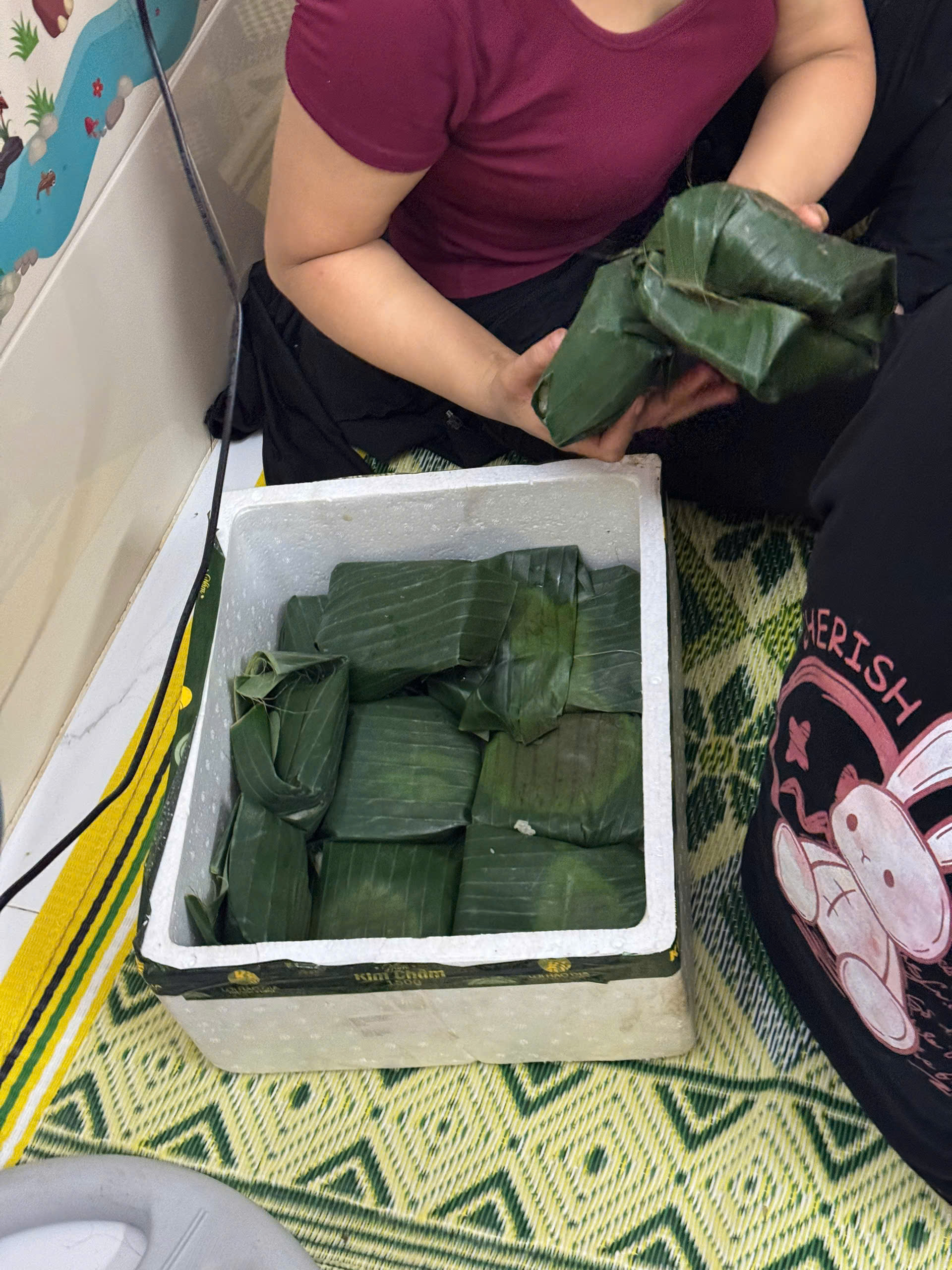 ‘Sợi chỉ’ giữ hồn trang phục người Thái đen ở bản Văng Cuộm - Ảnh 4.