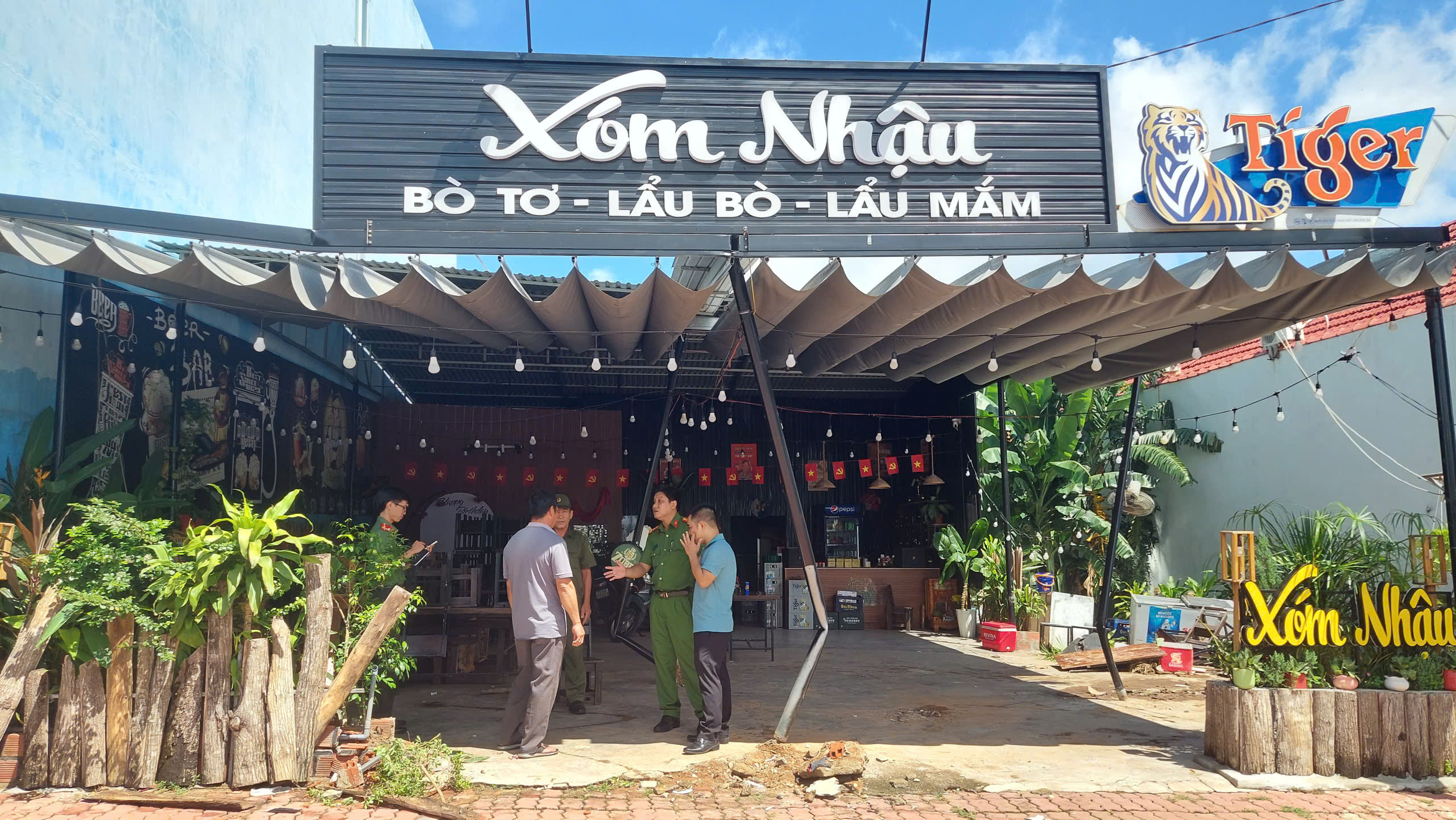 Khởi tố tài xế lái ô tô lao vào quán nhậu khiến 1 người tử vong - Ảnh 1.