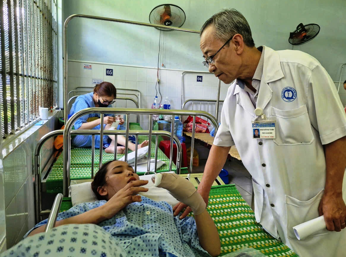 Hai giađình bị tai nạn khi đi khám bệnh: 'Mở mắt ra còn lại đống hoang tàn' - Ảnh 3. Hai giađình bị tai nạn khi đi khám bệnh: 'Mở mắt ra còn lại đống hoang tàn' - Ảnh 3.