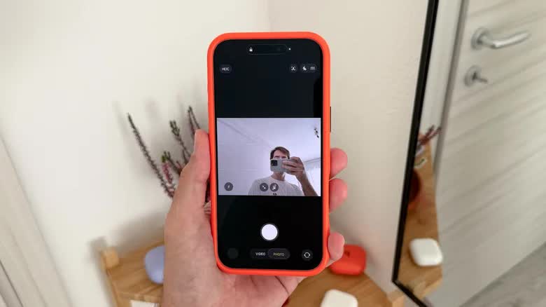Những nâng cấp đáng tiền trên camera selfie iPhone 17 - Ảnh 1.