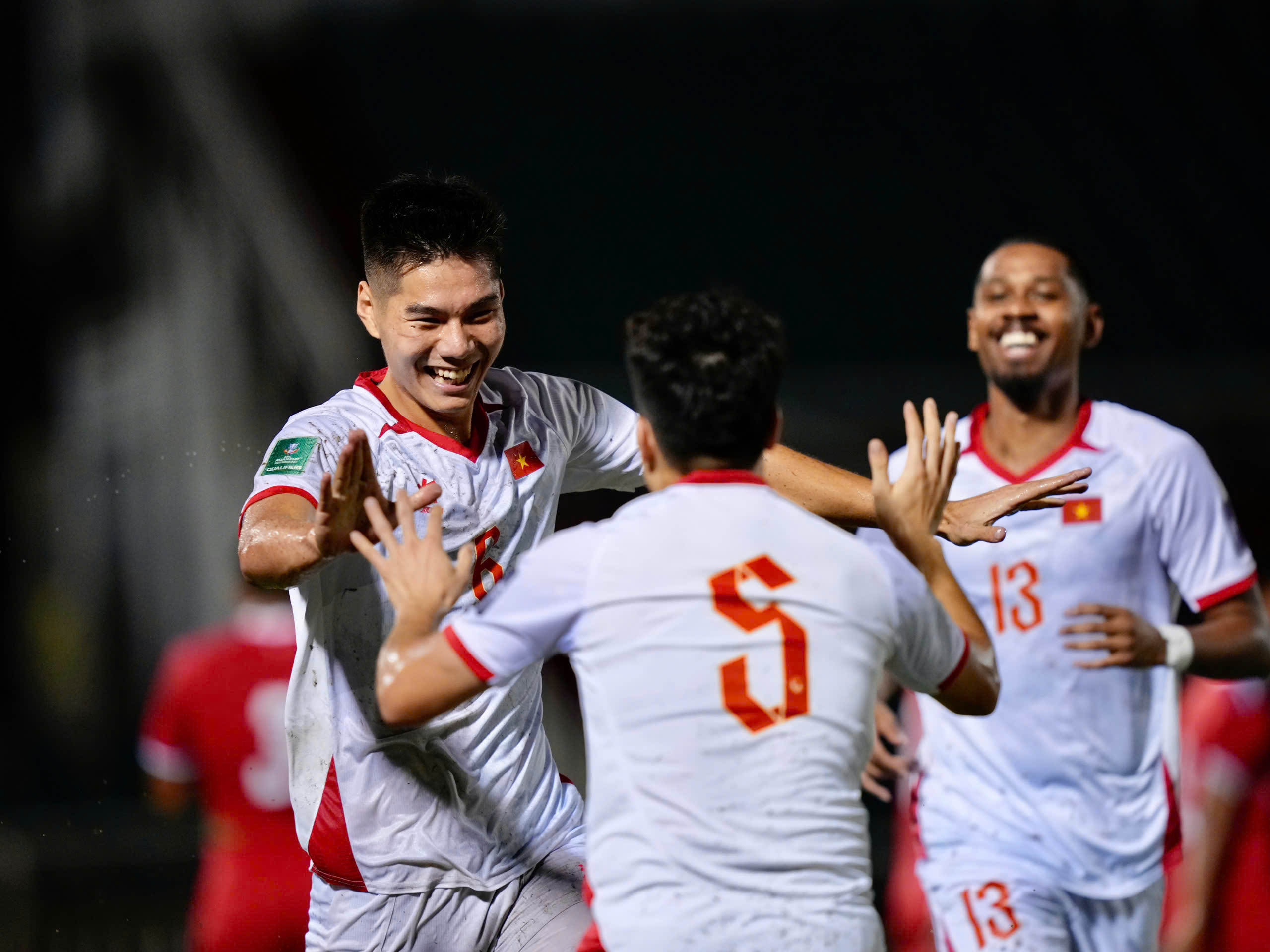 Phung ph&iacute; h&agrave;ng t&aacute; cơ hội, Việt Nam chỉ thắng nổi Nepal nhờ b&agrave;n phản lưới nh&agrave; của đối phương - Ảnh 1.