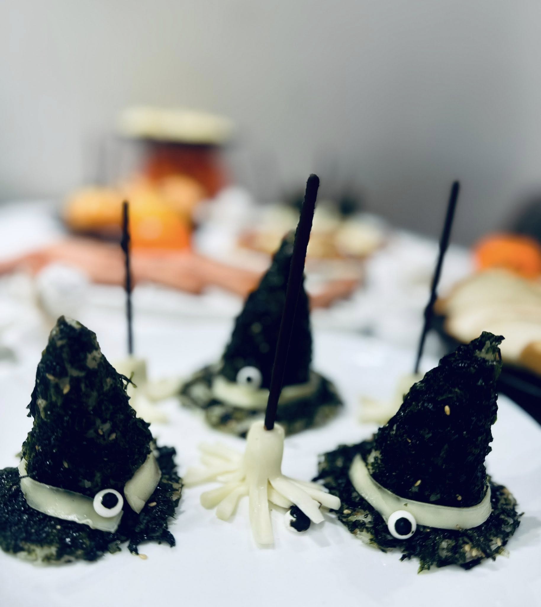 Người mẹ 3 con tự l&agrave;m m&acirc;m cỗ Halloween, d&acirc;n mạng ngạc nhi&ecirc;n, khen hết lời  - Ảnh 8.