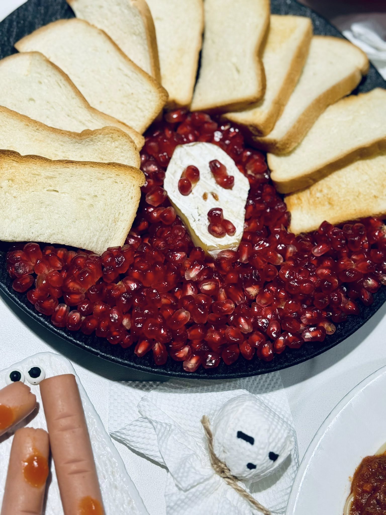 Người mẹ 3 con tự l&agrave;m m&acirc;m cỗ Halloween, d&acirc;n mạng ngạc nhi&ecirc;n, khen hết lời  - Ảnh 6.