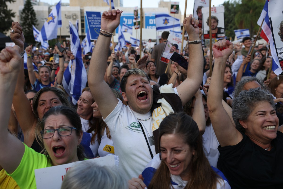 Người Israel, Palestine vỡ òa chào đón con tin, tù nhân trở về  - Ảnh 1.